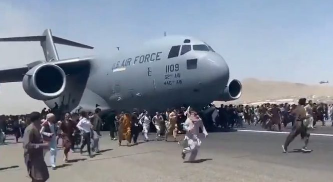 Retorno do Talibã provoca fuga em massa do Afeganistão e mortes em aeroporto