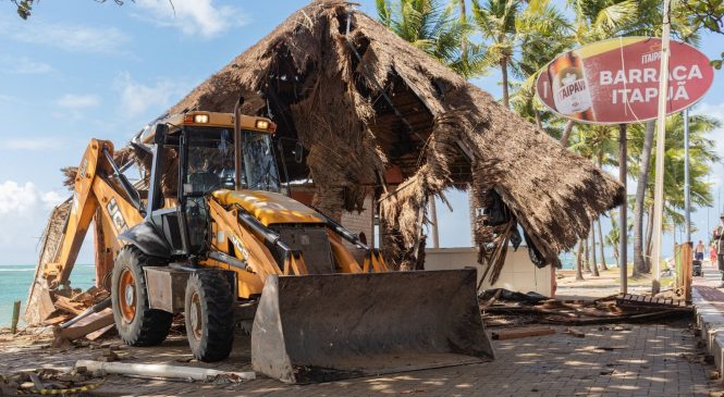 Prefeitura demole barraca na orla de Jatiúca que colocava população em risco