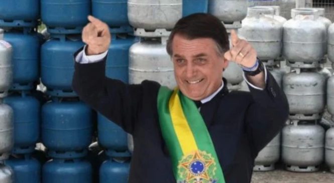 Bolsonaro sugere zerar ICMS e ‘trabalho comunitário’ para baixar preço do gás