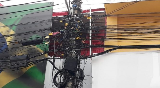 Emaranhados: Prefeitura discute ordenamento de fios em postes de Maceió