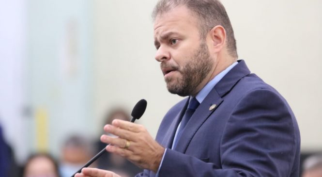 Léo Loureiro apresenta projeto incentivando o uso do etanol em carros do Governo em Alagoas