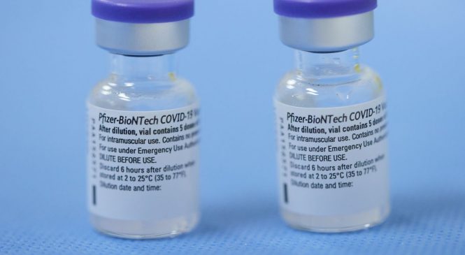 Agência de Viglância dos EUA concede aprovação total à vacina da Pfizer-BioNTech