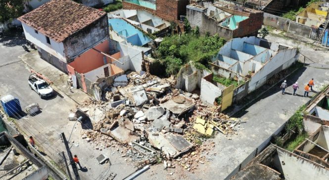 Imóveis com risco de desabamento no Pinheiro serão demolidos hoje