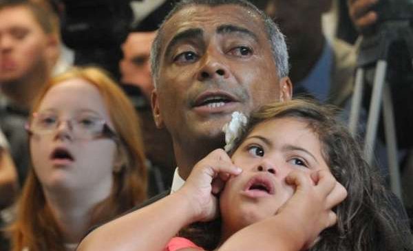 Revoltado com ministro, Romário celebra aprovação da prioridade de matrícula para criança com deficiência