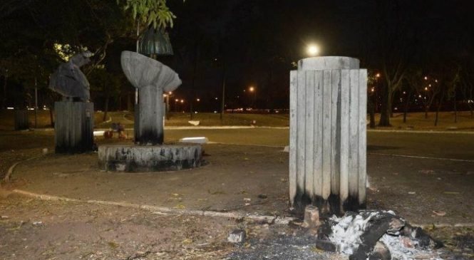 Brasilienses derrubam estátua de Ogum e tocam fogo na praça dos Orixás