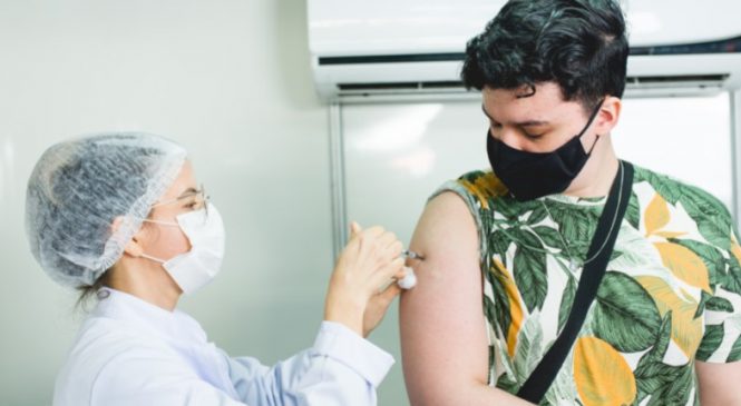 Maceió prossegue vacinando adolescentes de 14 anos contra Covid-19