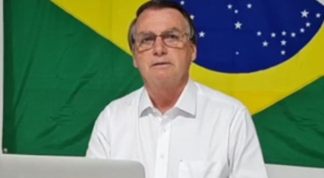 Vídeo: Sem saber que estava ao vivo, Bolsonaro fala em comprar eleitores e vaga no STF