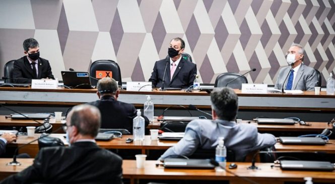 CPI aprova relatório que pede indiciamento de Bolsonaro e mais 79
