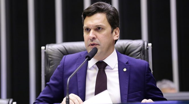 Isnaldo Bulhões critica Lira por PL que muda ICMS dos combustíveis: ‘cortina de fumaça’