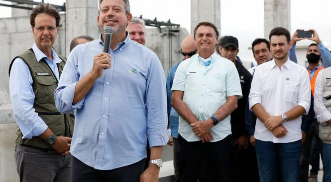 Arthur Lira, ao lado de Bolsonaro, promete um botijão de gás por mês a beneficiários