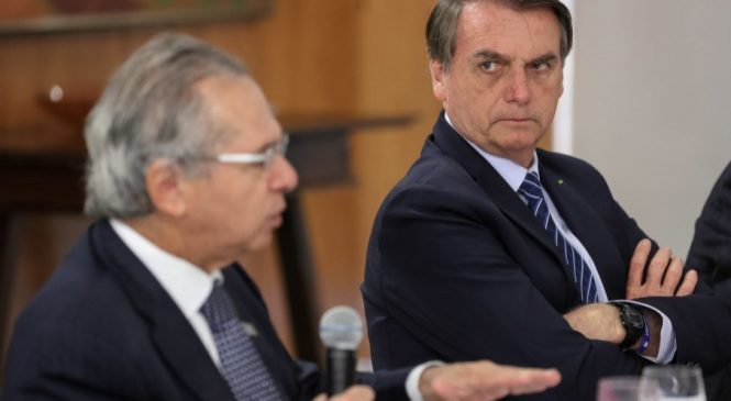 Bolsonaro humilha Paulo Guedes e entrega controle do orçamento ao Centrão