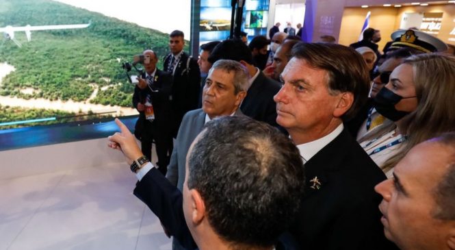 Em Dubai, Bolsonaro diz que ataques contra Amazônia são injustos: “paraíso intocado que não pega fogo”