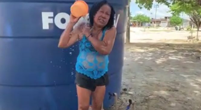 Moradora toma banho em via pública como protesto contra falta d’água no Eustáquio Gomes