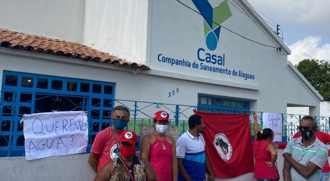 Contra a falta de água, assentados ocupam sede da Casal no Sertão de Alagoas