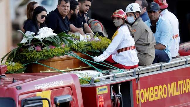 Marília Mendonça é enterrada em Goiânia com forte comoção dos fãs