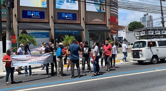 Assessoria da BRK responde moradores que protestarem na sede da companhia