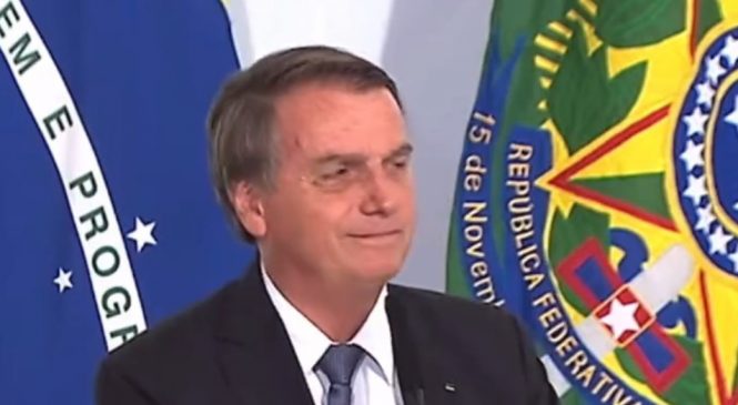 Bolsonaro continua mentindo (e de forma debochada) sobre vacinação contra Covid-19