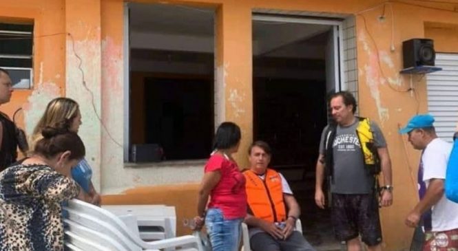 #BolsonaroVagabundo: Presidente quer que férias não acabem e segue ignorando vítimas das chuvas
