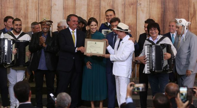 Bolsonaro diz aos presentes em cerimônia que é “proibido máscara”