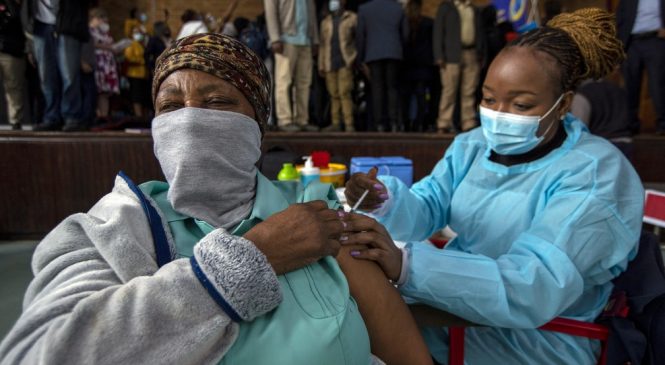 África só deve ter 70% da população vacinada em 2024, diz OMS