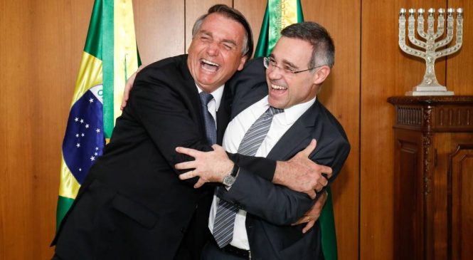 Bolsonaro apresenta teste negativo da Covid no STF para ir à posse de Mendonça