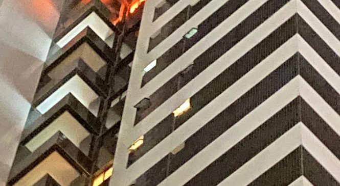Aparelho celular pode ter causado incêndio que destruiu apartamento no Farol