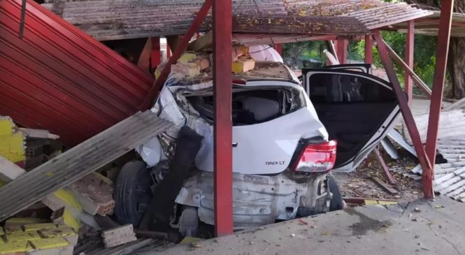 Motorista perde o controle do carro e destrói bar na Serraria