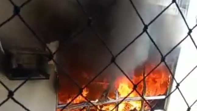 Vídeos: Apartamento na Ponta Verde é destruído por incêndio