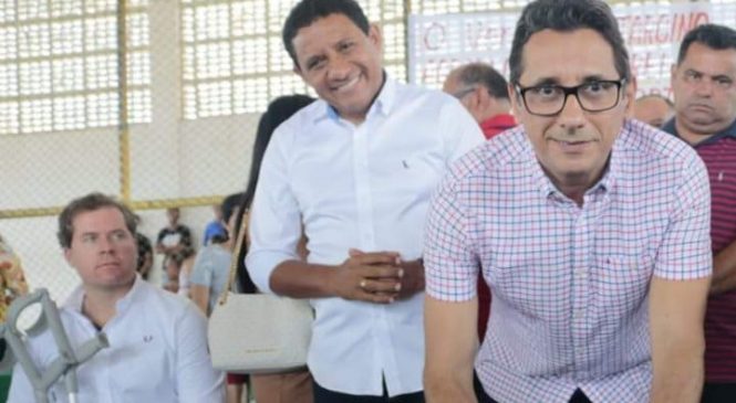 Vice prefeito de Palmeira chama atenção em discurso para “os lindos olhos de Marx Beltrão”