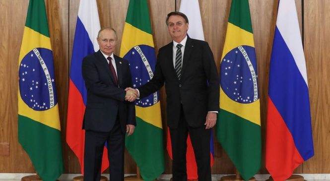 Bolsonaro viaja para Rússia dias depois de Putin ameaçar mundo com guerra nuclear