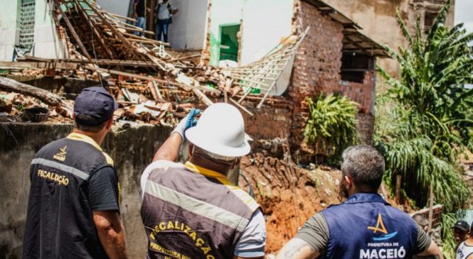 Convívio Social derruba casas condenadas pela Defesa Civil no Jacintinho