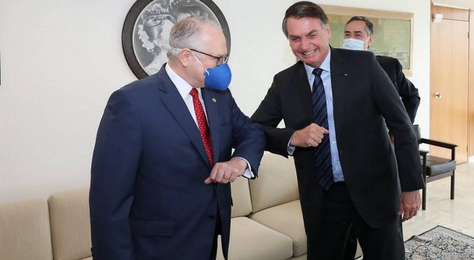Fachin assume presidência do TSE com Bolsonaro ainda atacando a corte