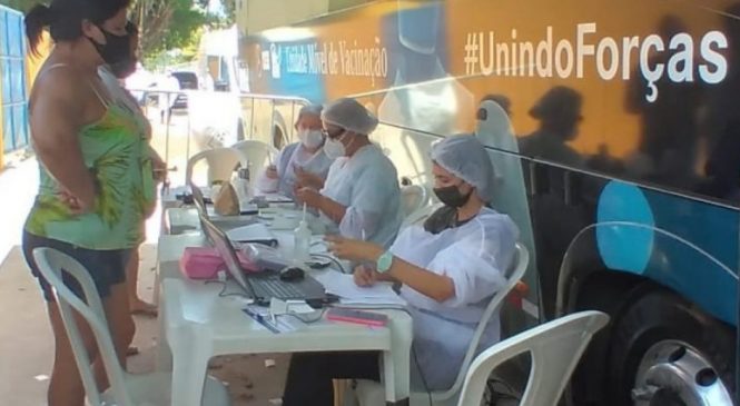 Ônibus da vacina amplia campanha de imunização contra a Covid-19 no Santos Dumont