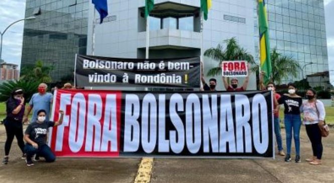 PRF obriga manifestantes a abaixarem faixas críticas ao presidente em Rondônia