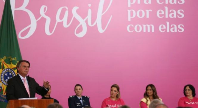 Bolsonaro assina decreto para distribuição de absorventes igual ao que vetou em 2021