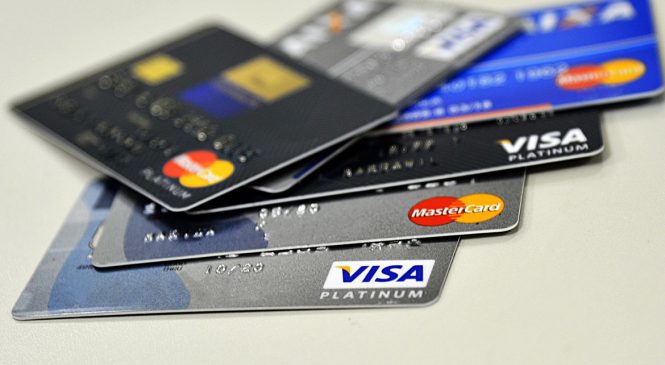 Juros de cartão de crédito sobem e atingem 421,3% ao ano em março