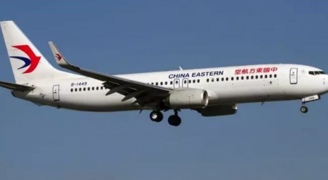 Avião com 133 passageiros cai em região montanhosa na China