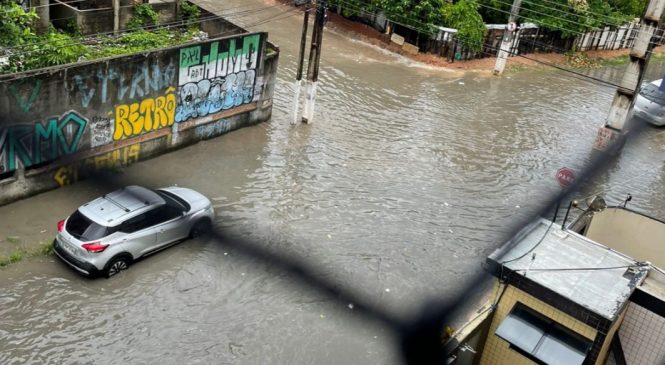 Chuvas em Maceió provocam deslizamento e pontos de alagamento
