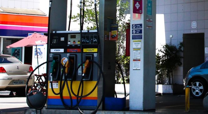 Senado aprova projeto para reduzir preço dos combustíveis e governo estudará subsídio