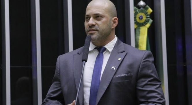 Daniel Silveira sente no bolso, vai usar tornozeleira e Moraes critica “inteligência duvidosa “