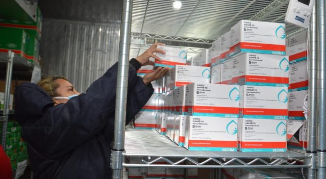Alagoas recebe 25 mil doses de vacina contra covid-19
