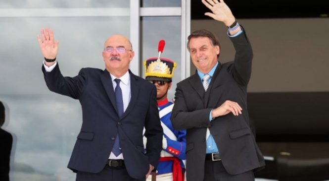 Bolsolão do MEC: Bolsonaro diz não ter “nada de mais” e vai manter ministro