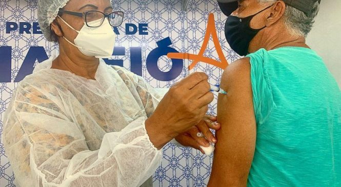 Maceió começa a aplicar 4ª dose de vacina em idosos a partir de 80 anos
