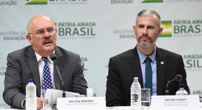Bolsonaro oficializa Victor Godoy Veiga como novo ministro da Educação