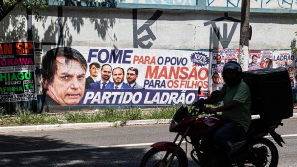 Vídeo: Bolsonarista se irrita com o cartaz “Bolsonaro 100% Centrão” nas ruas de São Paulo