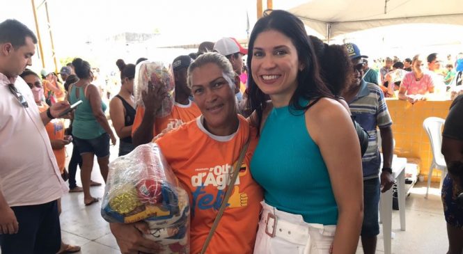 Carla Dantas participa de entrega de cestas básicas em Olho D’Água das Flores