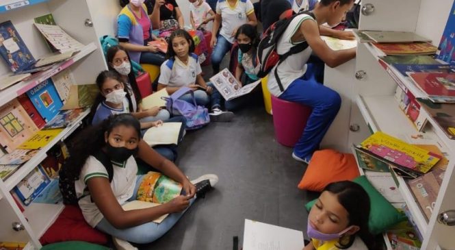 Biblioteca Móvel: Educação de Maceió promove leitura sobre quatro rodas
