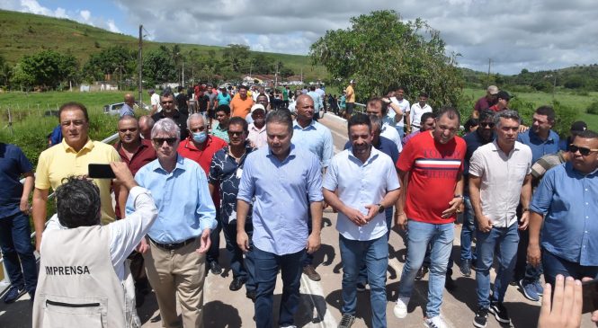 Ao lado de Renan e Paulo Dantas, Governador inaugura obras do Minha Cidade Linda em Campestre