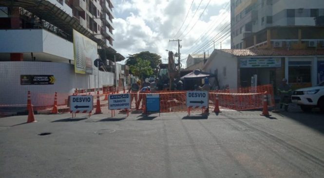 Rua no bairro Poço é interditada para obra emergencial da BRK