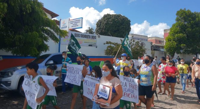 Pais, alunos e funcionários protestam contra sucateamento de escola municipal no Jacintinho